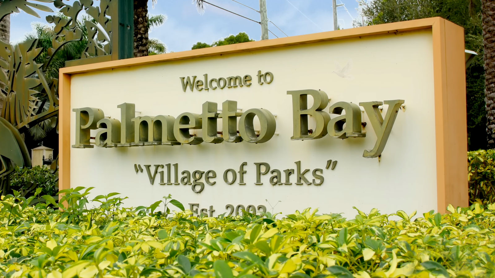 Welcome to Palmetto Bay sign displaying Village of Parks and EST 2002