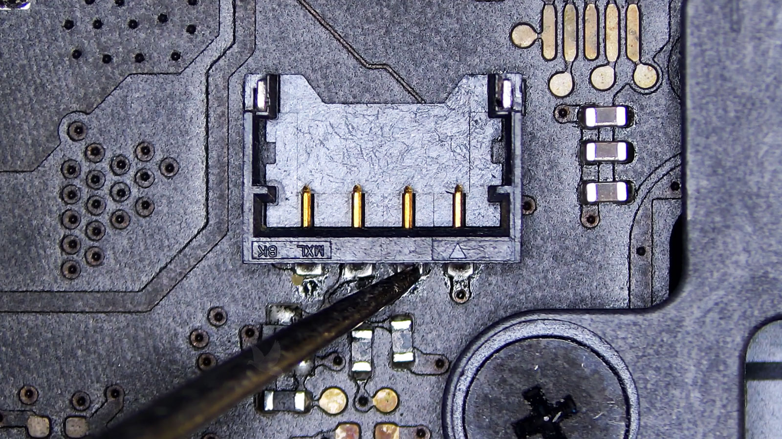 Four-pin connector tested at the second pin showing an unexpected connection to ground