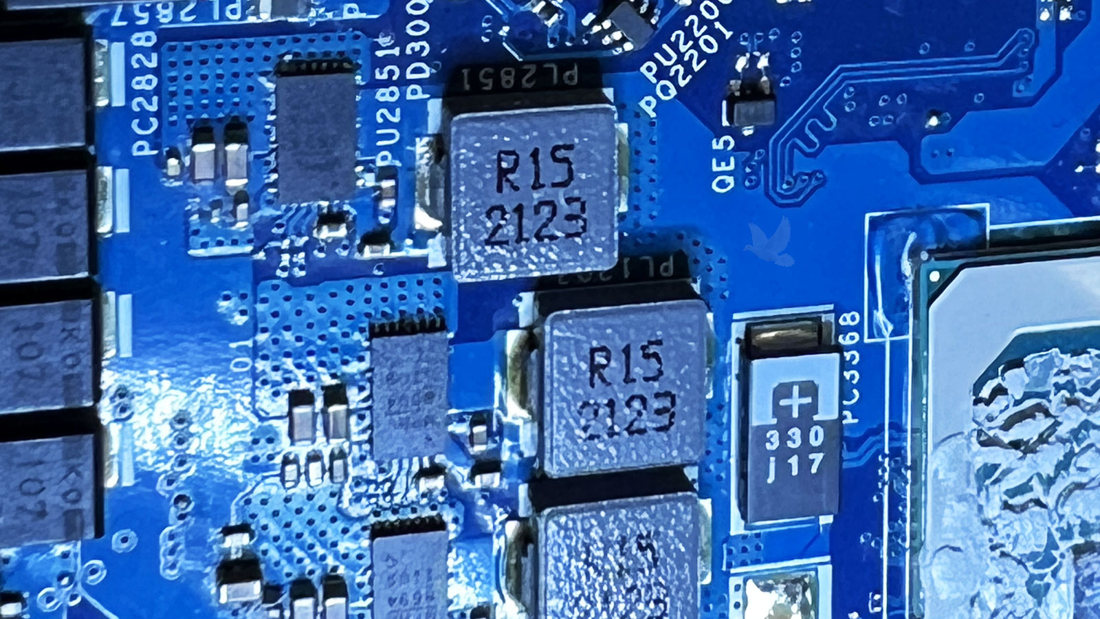 Laptop motherboard showing a suspected damaged PU2851 controller located near the CPU area, identified for replacement during circuit-board diagnostics.