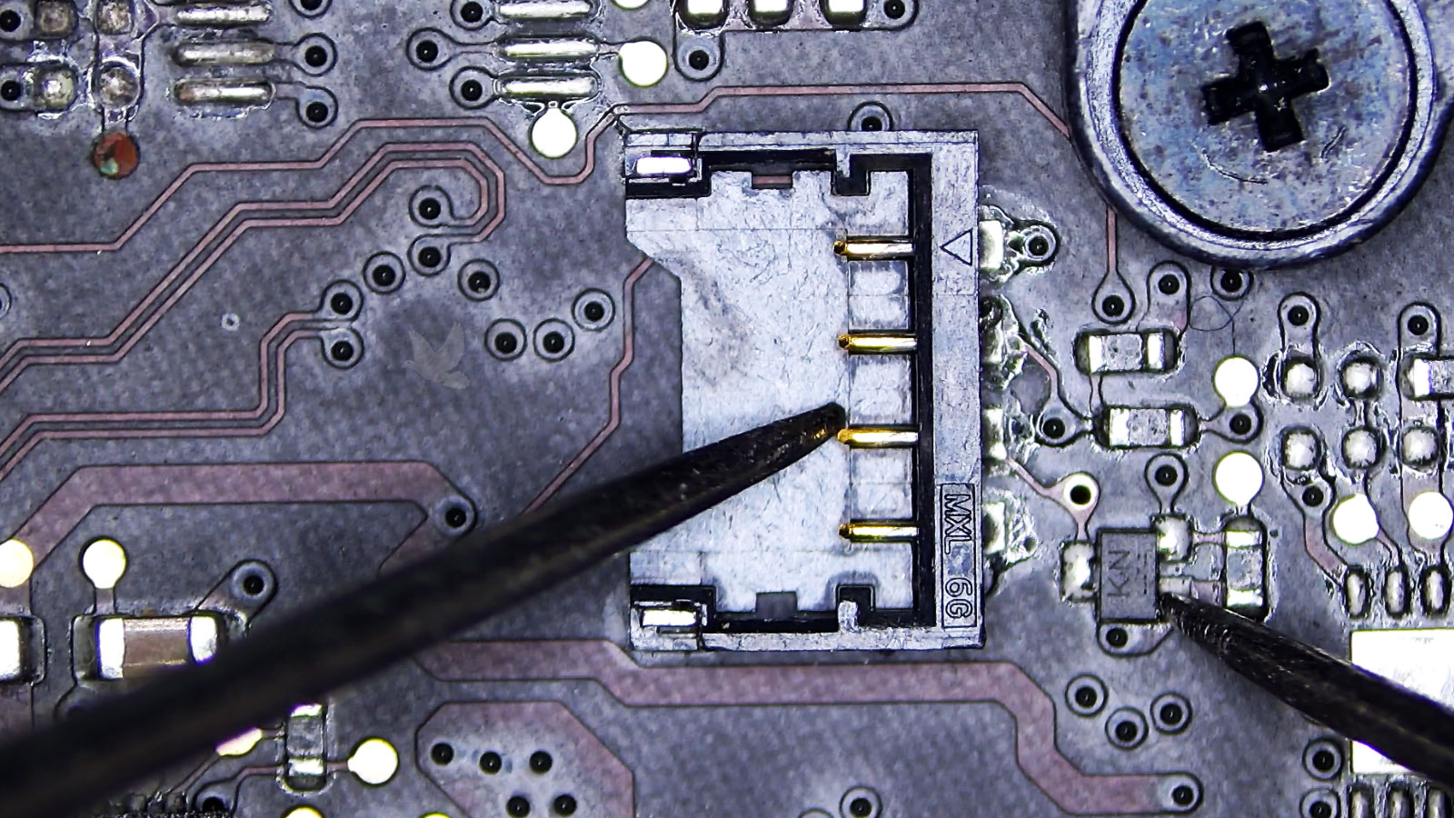Four-pin MXL 6G connector being measured from its second pin to a nearby KN transistor on a computer circuit board