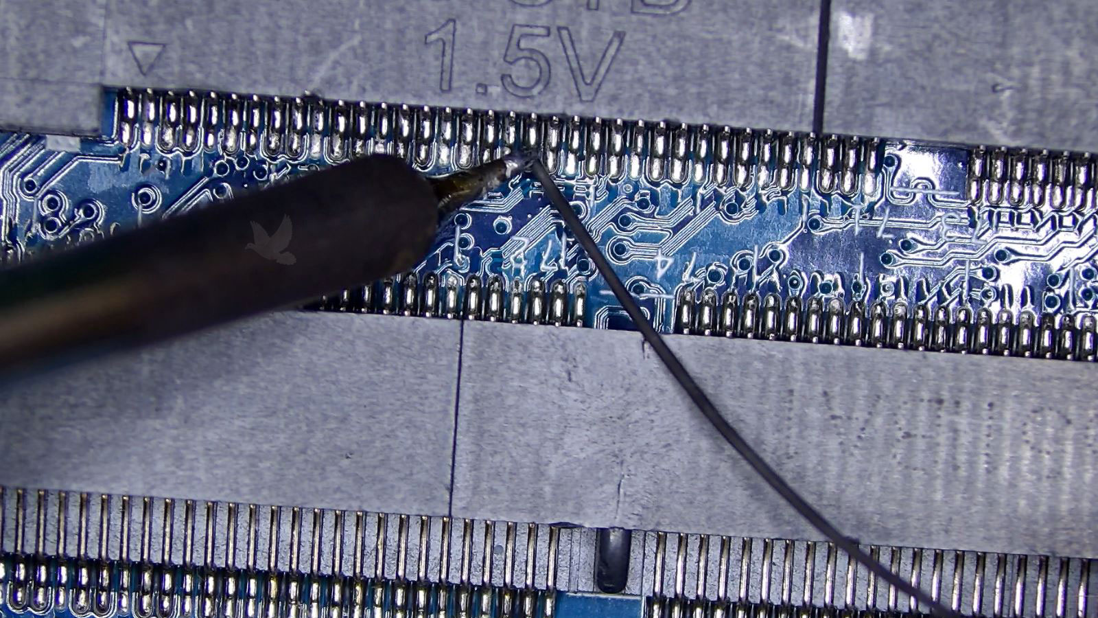 Microsoldering a loose pin on a 1.5-volt memory socket