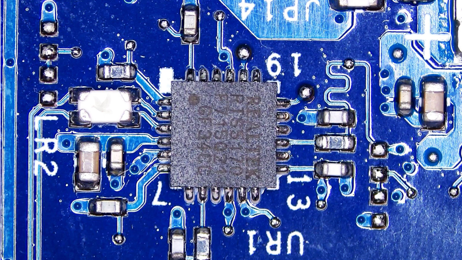 Realtek RT55170 IC chip being tested with its 5-volt supply missing