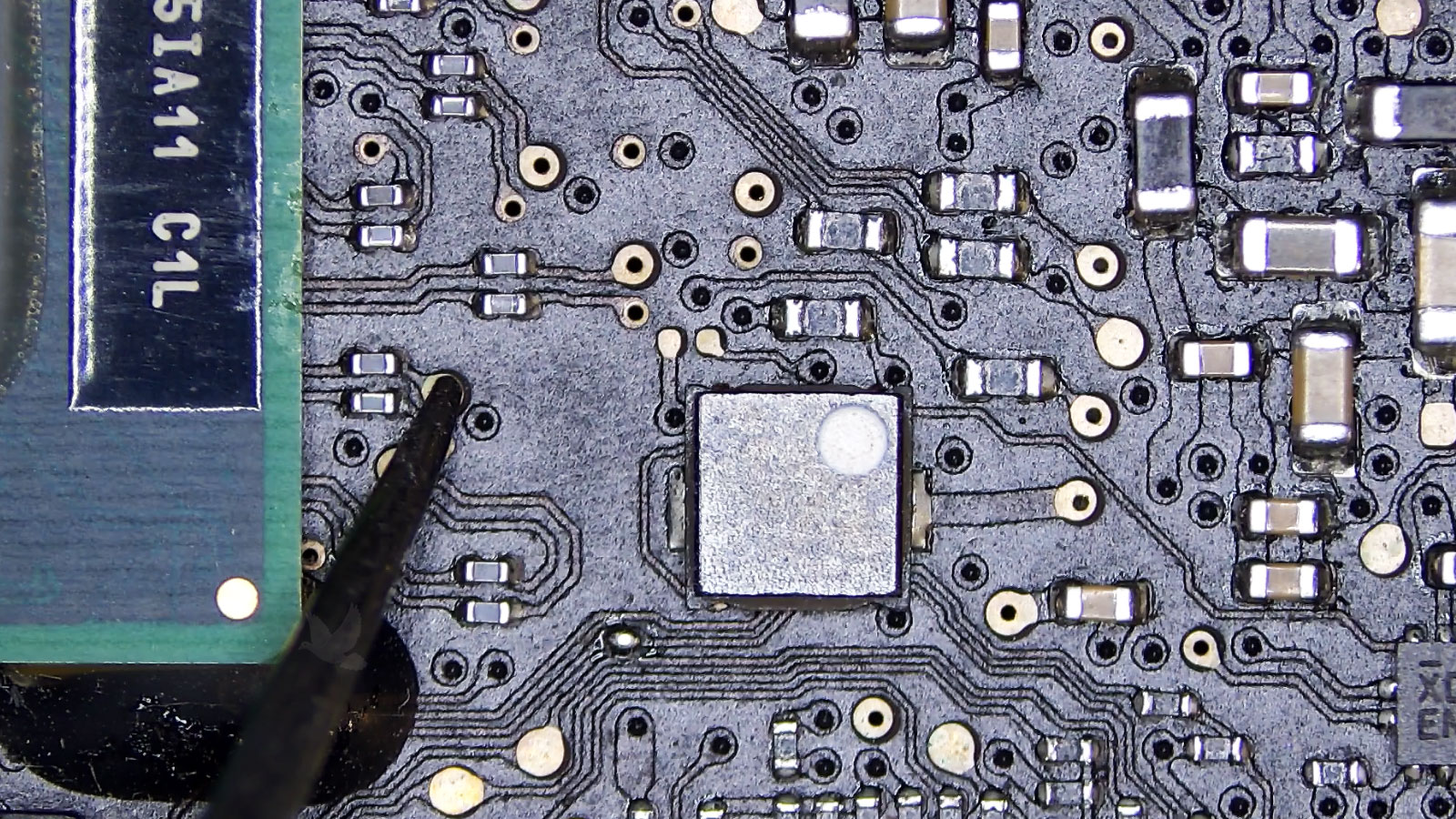 Short circuit measurement on a circuit line running directly beneath the CPU