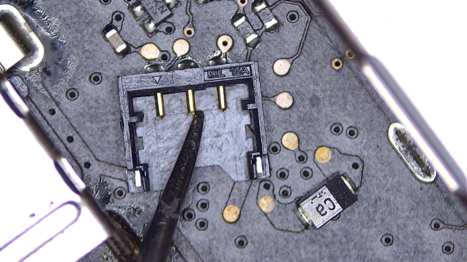Measuring a 16-amp connector center pin shorted to ground