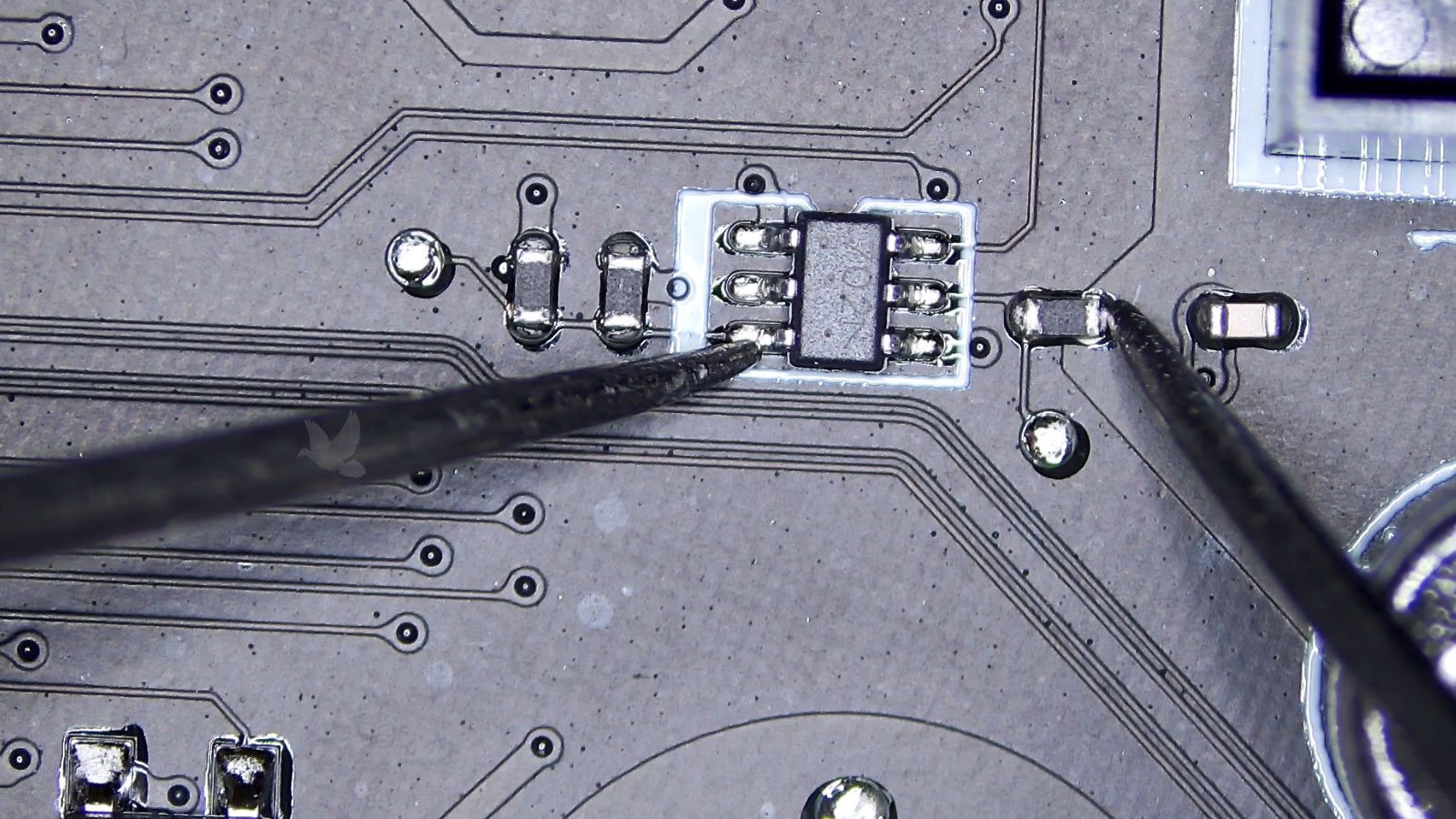 Measuring a six-pin IC with a missing internal connection to a nearby resistor